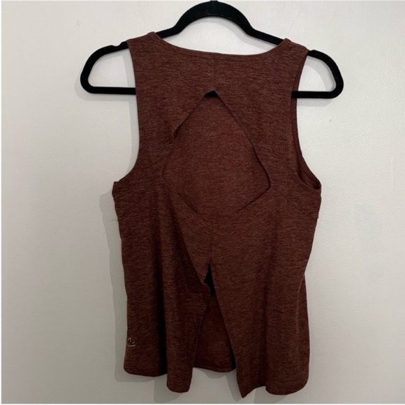 Beyond Yoga Lightweight And Open Up Tank - Picture 2 of 4